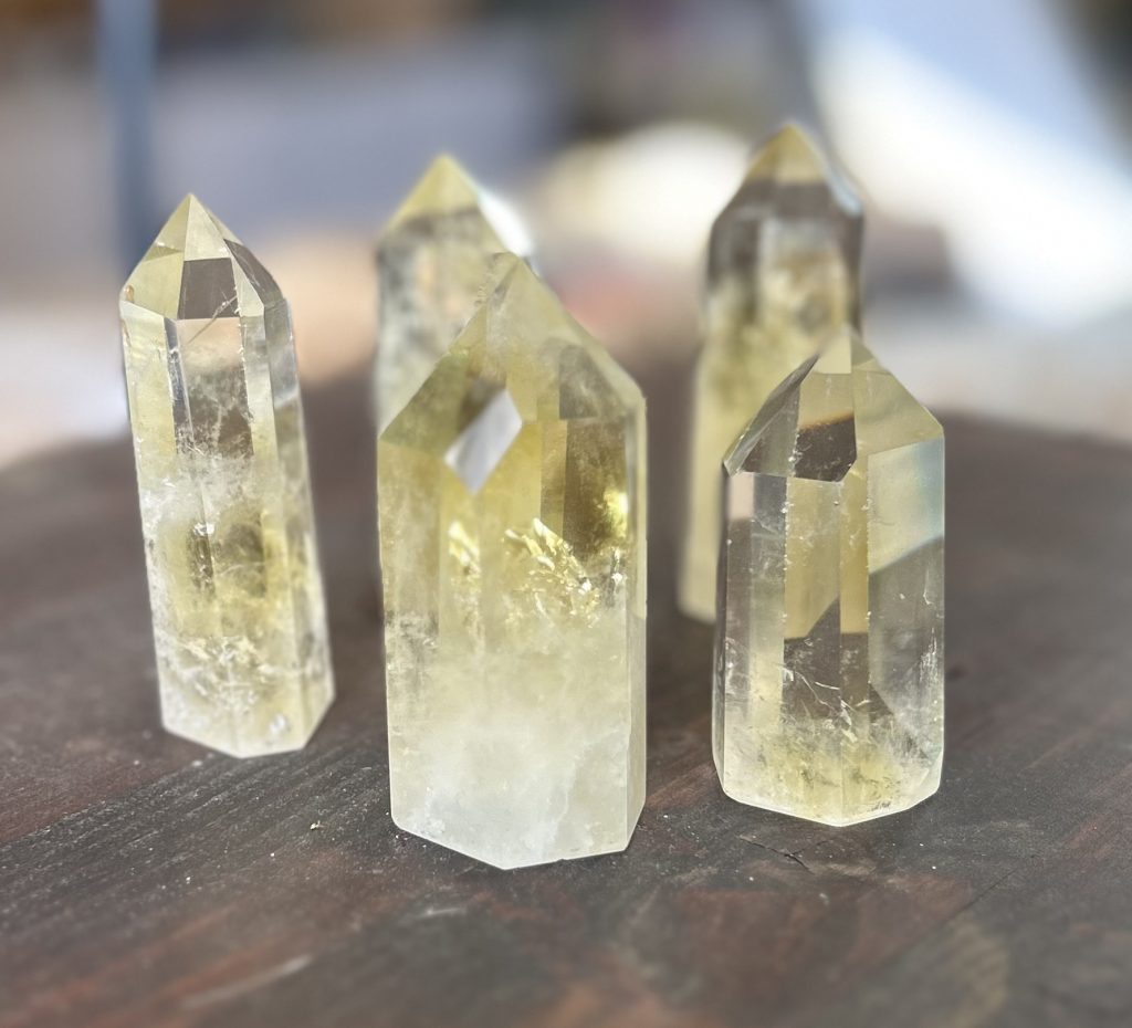 Cinq cristaux transparents jaunes