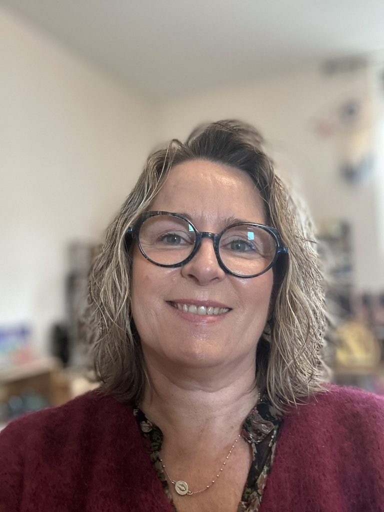 Femme souriante avec lunettes