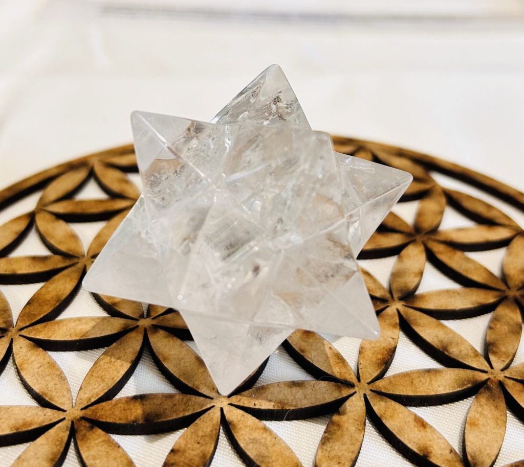 Pyramide transparente sur tableau décoratif