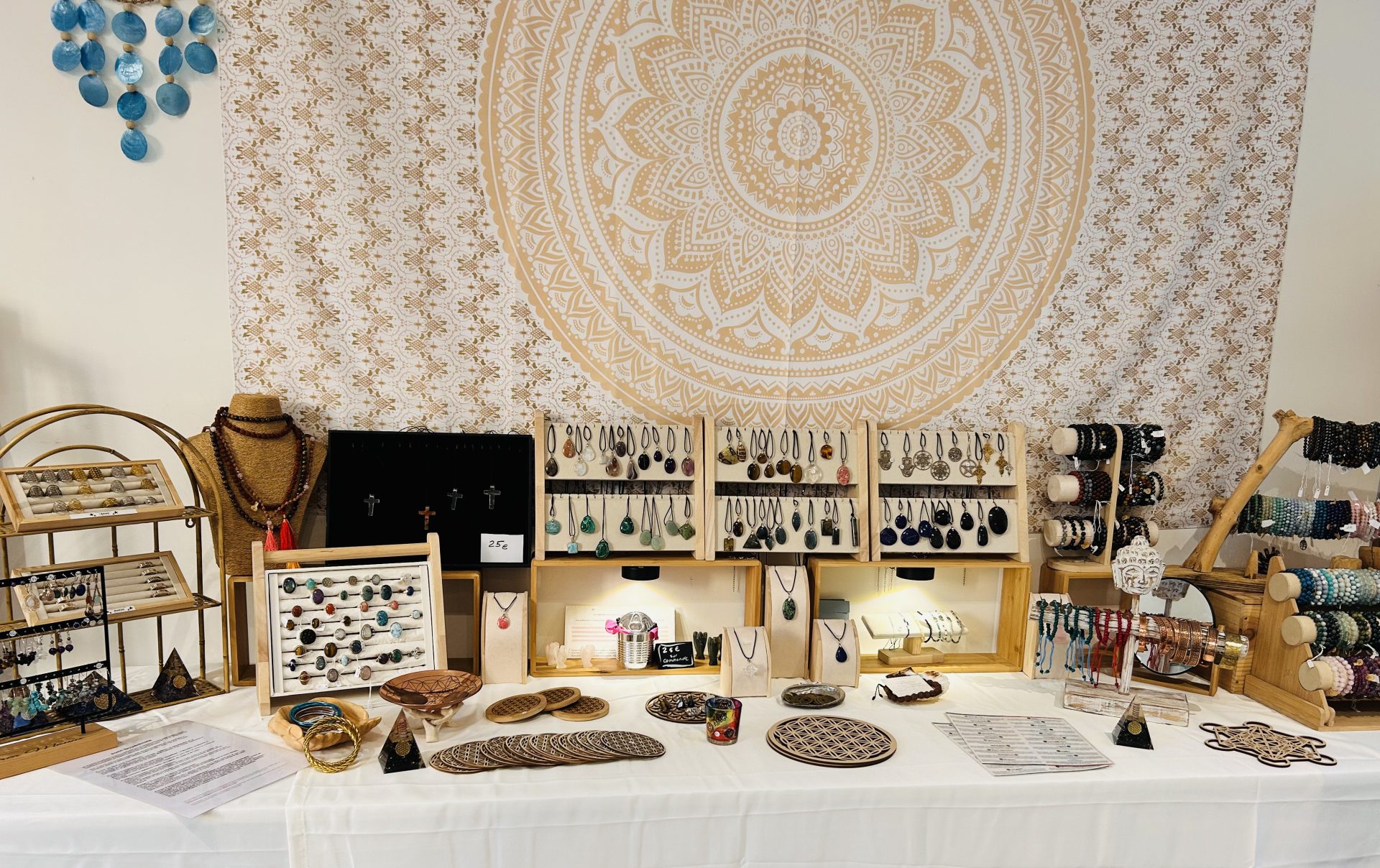 Bijoux artisanaux exposés sur table