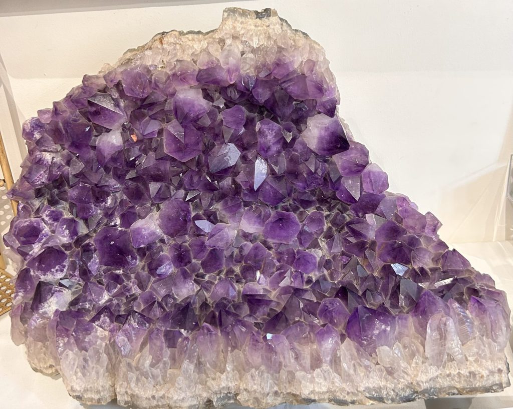 Cristal d'améthyste violet brillant