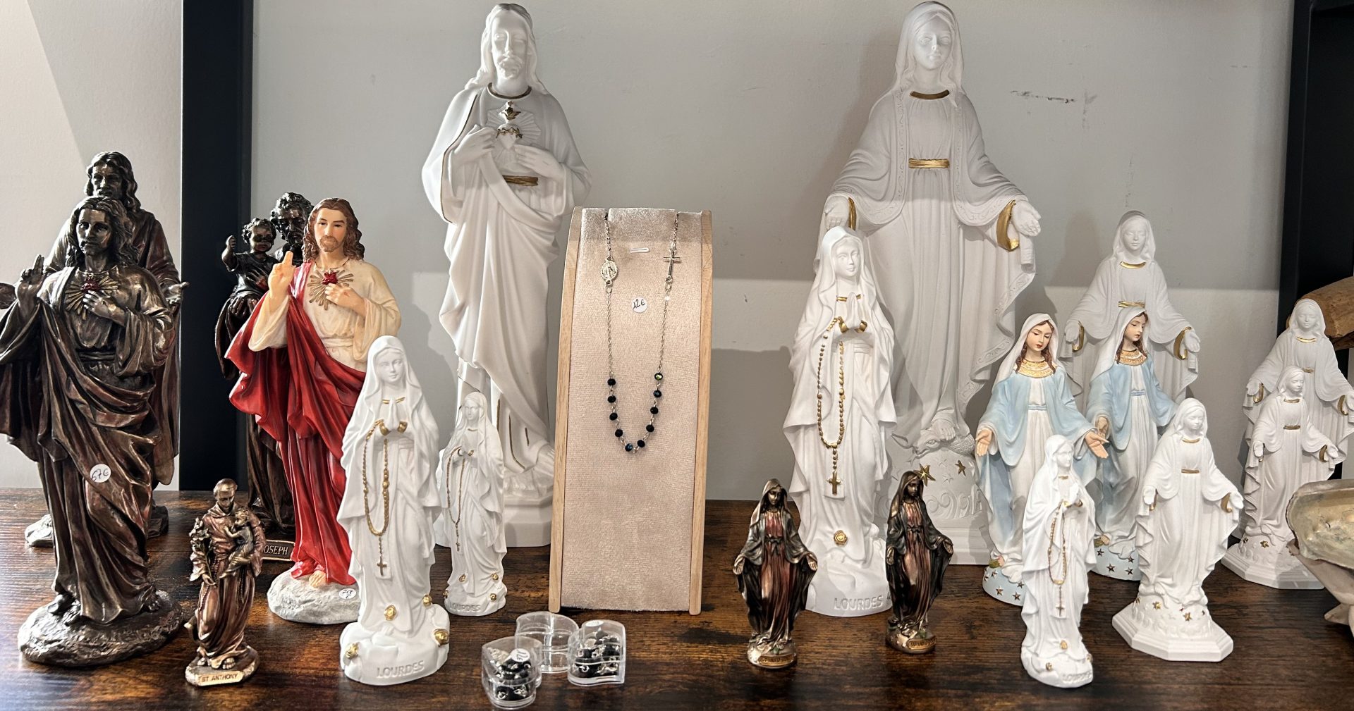 Statues religieuses et bijoux