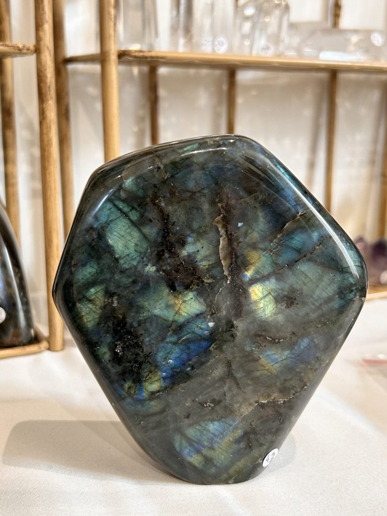 Pierre précieuse aux reflets colorés