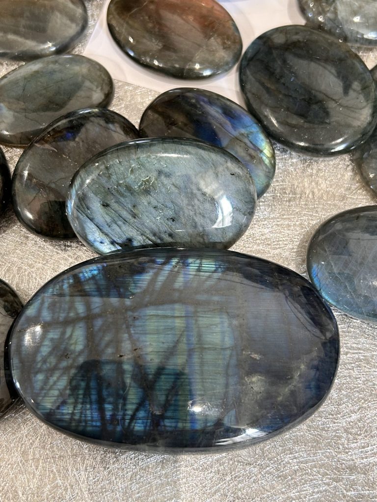 Pierres semi-précieuses brillantes variées