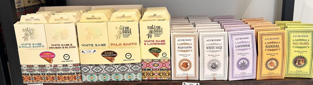 Encens variés sur étagère