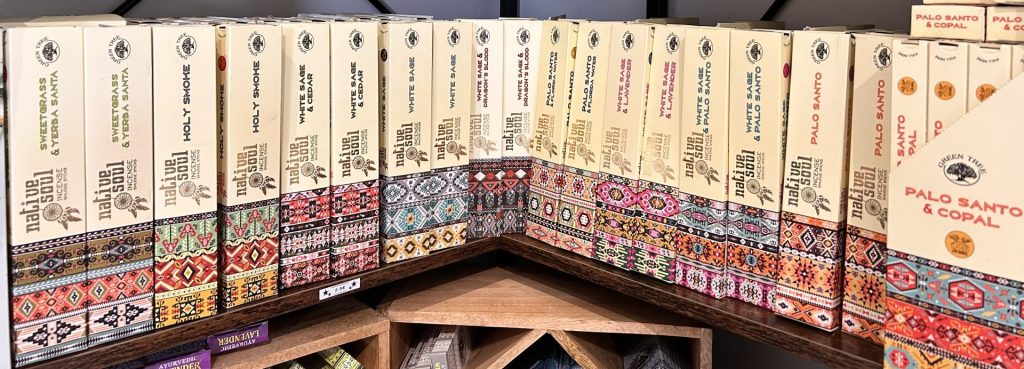 Boîtes d'encens colorées alignées