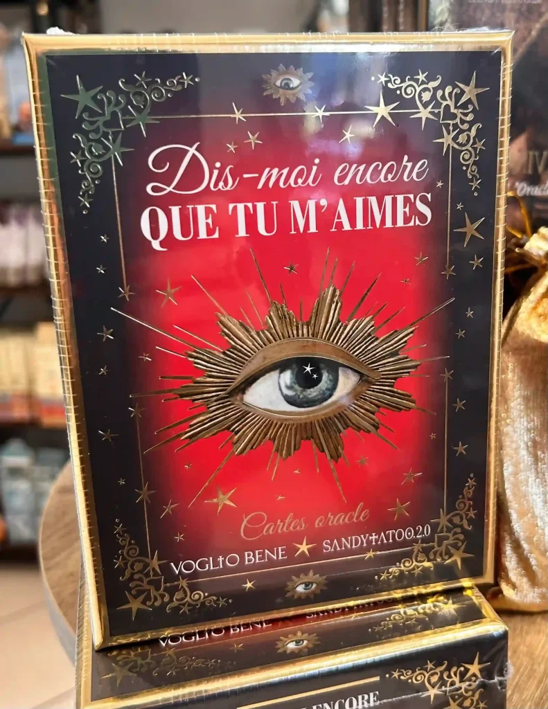 Cartes oracle sur fond rouge