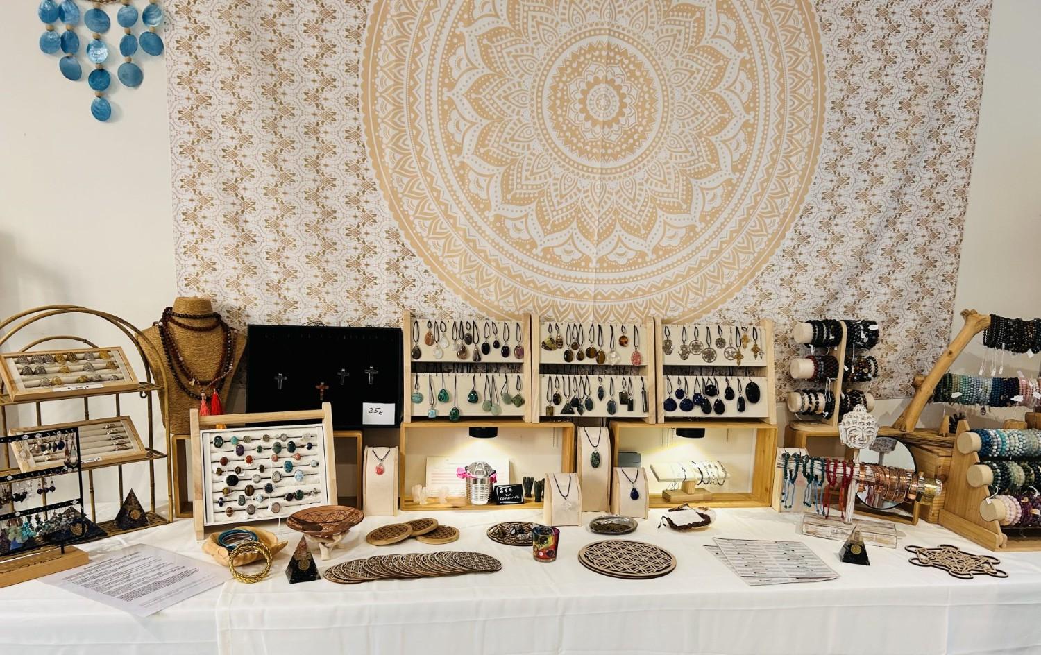 Bijoux artisanaux exposés sur table