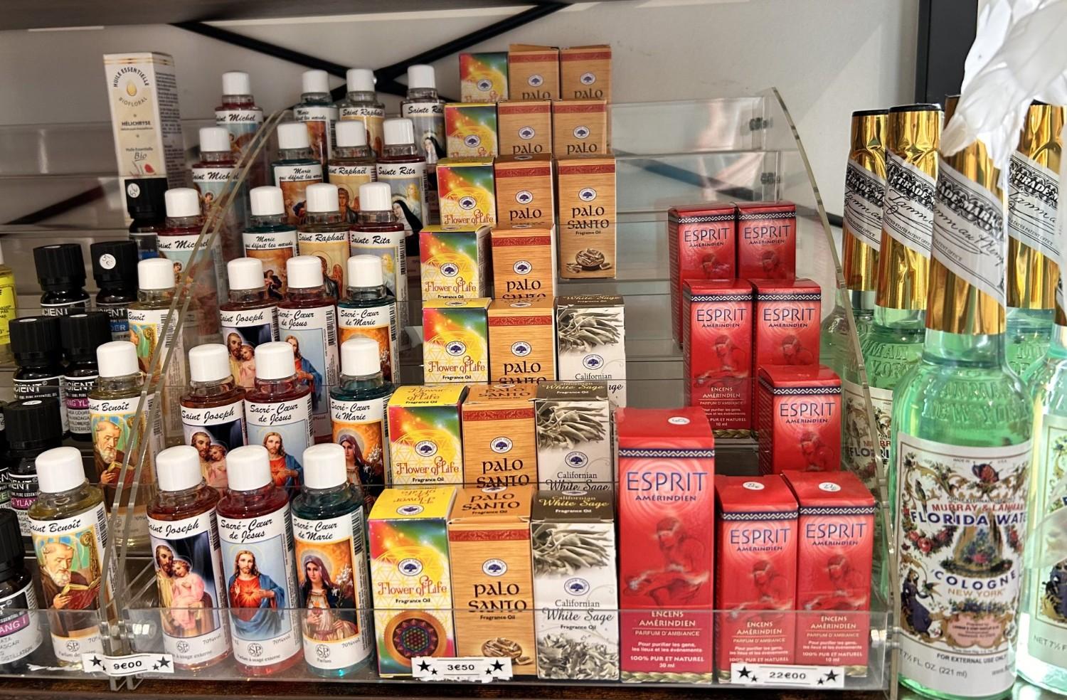 Produits aromatiques variés en étagère